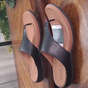 New with tags! Web & Morden Womens 9.5 Flip Flop Thong Sandals black